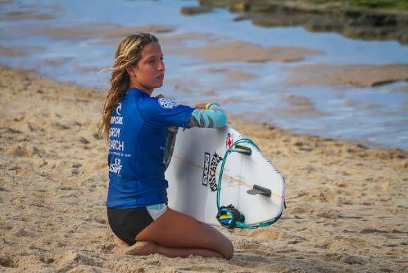 Alexia na praia se preparando