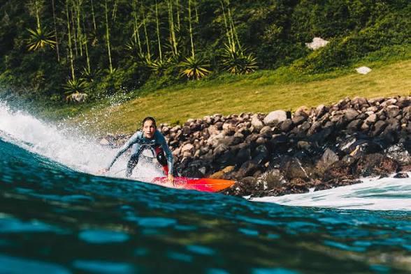 Alexia surfando uma onda